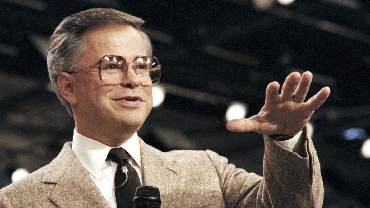 Televangelist Jim Bakker, Who Built PTL Empire Before Fraud Conviction, Dies at 86