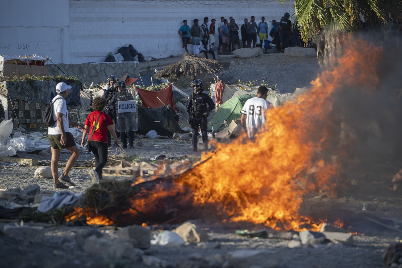 Protestatari spanioli au incendiat o tabără de migranți în Ceuta și s-au ciocnit cu poliția