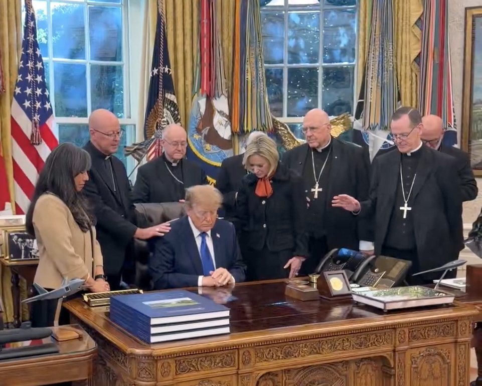 Katholische Bischöfe beten im Oval Office für Präsident Trump