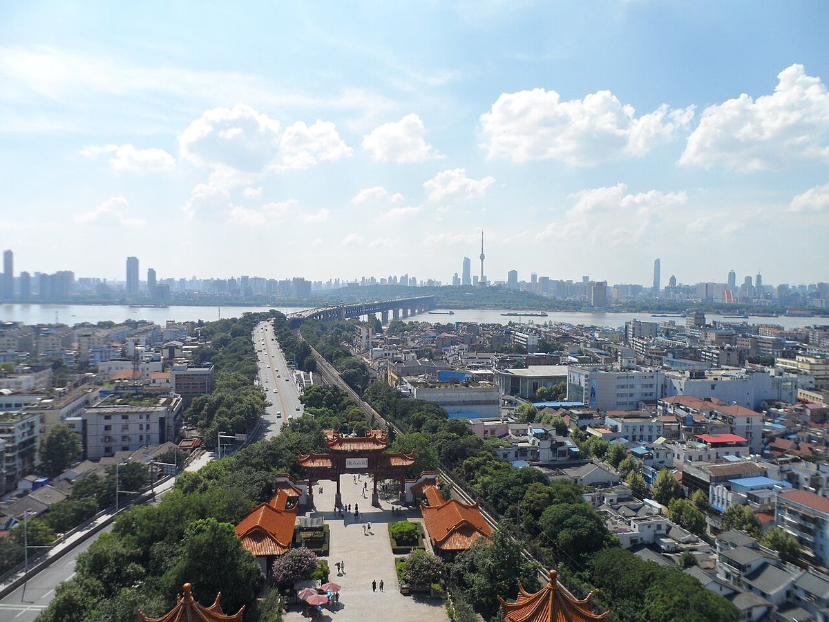 Artisti da quattordici Paesi si esibiscono al festival di arti acrobatiche di Wuhan