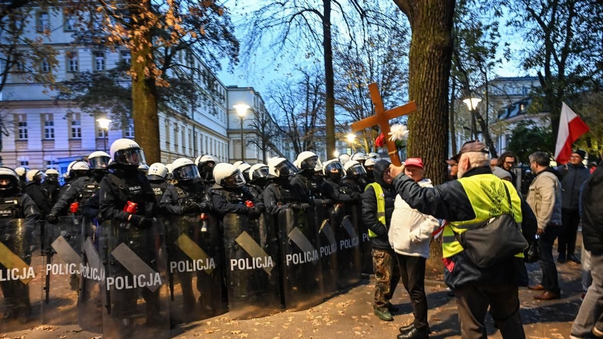 Polish President Nawrocki Rushes Back to Warsaw Court Standoff