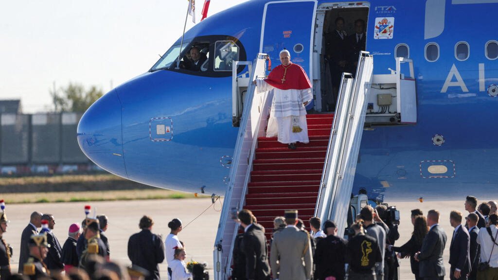 Pope Leo XIV Begins Four-Day Visit to Secular France