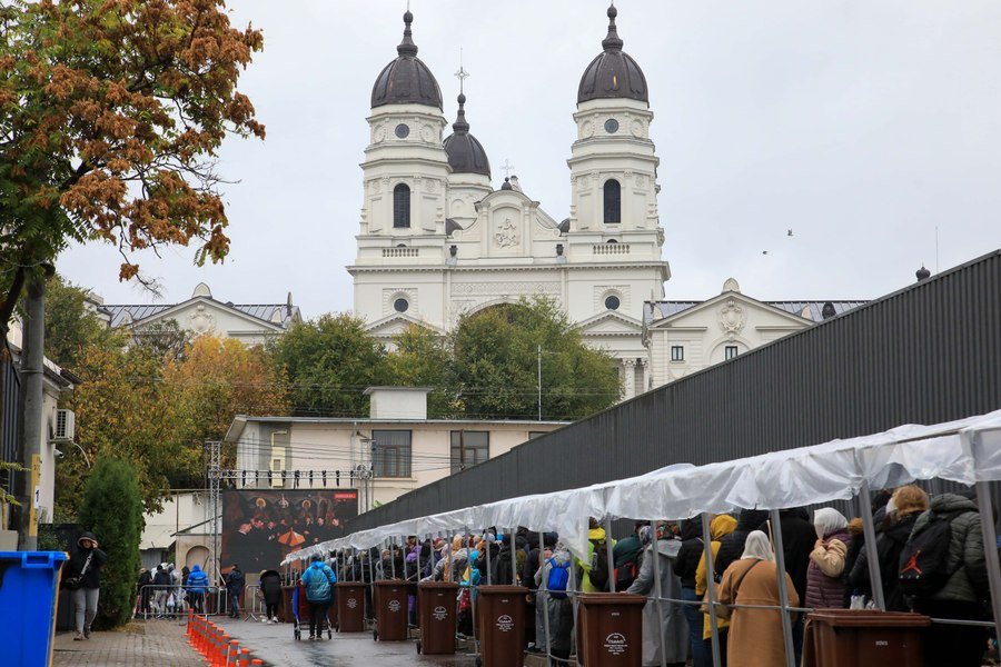 Over 194,000 Pilgrims Venerate Relics of Saint Parascheva in Iași